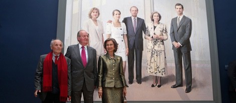 Los Reyes Juan Carlos y Sofía con Antonio López en la inauguración del cuadro 'La Familia de Juan Carlos I'