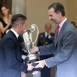 El Rey Felipe VI galardona al Cholo Simeone en los Premios Nacionales del Deporte 2013