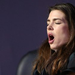 Carlota Casiraghi bostezando en el concurso de saltos de París