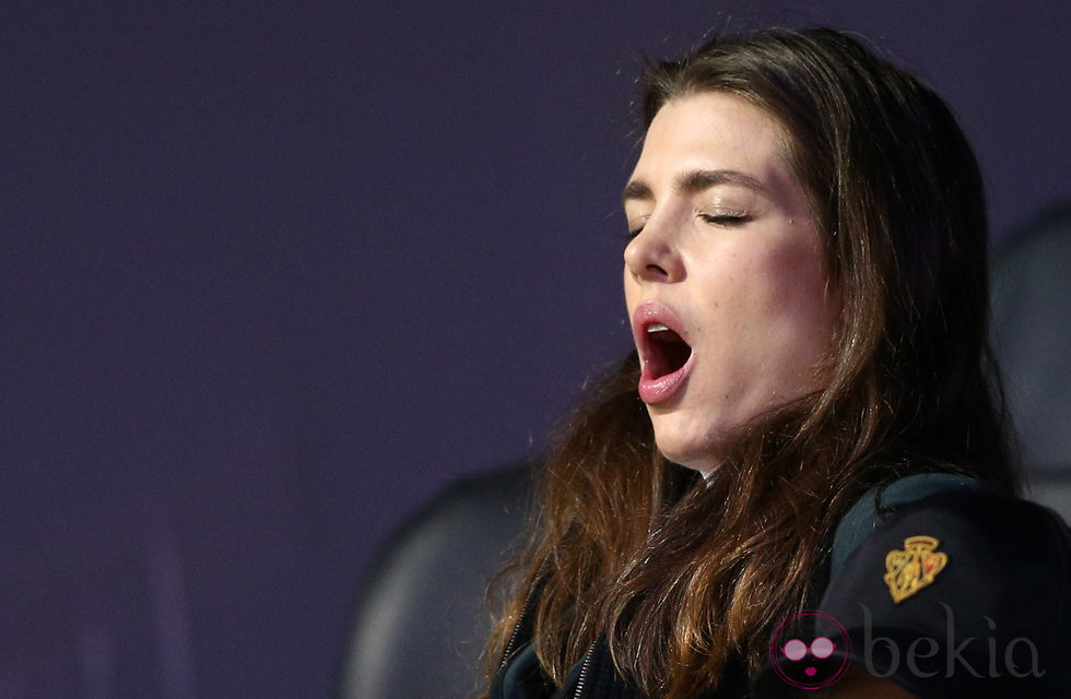 Carlota Casiraghi bostezando en el concurso de saltos de París