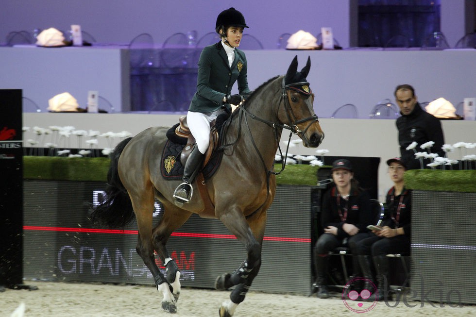 Carlota Casiraghi participando en el concurso de saltos de París 2014