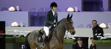 Carlota Casiraghi participando en el concurso de saltos de París 2014