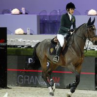 Carlota Casiraghi participando en el concurso de saltos de París 2014