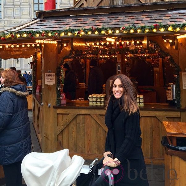 Nagore Aranburu con su hija Emma paseando por Munich