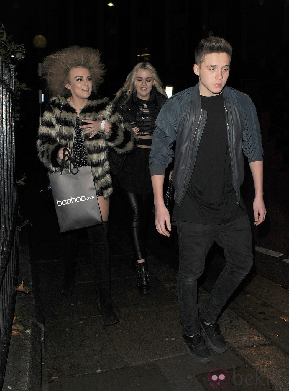 Brooklyn Beckham sale con dos amigas del Café Kaizen de Londres