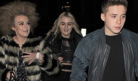 Brooklyn Beckham sale con dos amigas del Café Kaizen de Londres