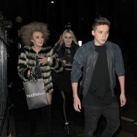 Brooklyn Beckham sale con dos amigas del Café Kaizen de Londres