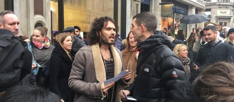 Russell Brand protagoniza una manifestación a las puertas de una Apple Store en Londres