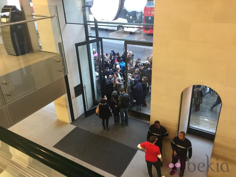 Russell Brand genera expectación durante su manifestación a las puertas de una Apple Store en Londres