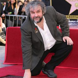 Peter Jackson posa con su estrella en el Paseo de la Fama de Hollywood