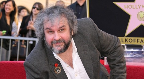 Peter Jackson posa con su estrella en el Paseo de la Fama de Hollywood