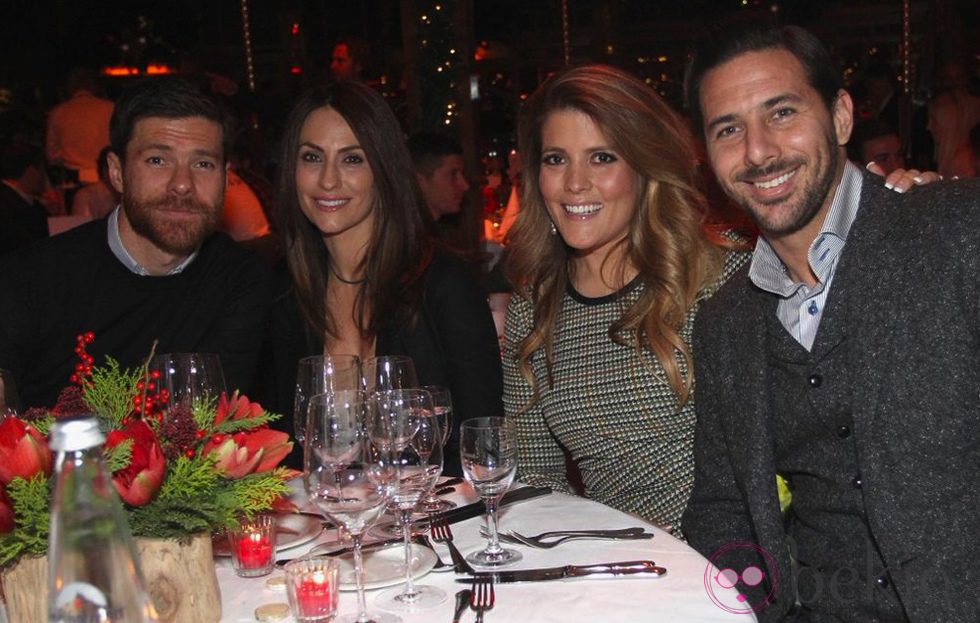 Xabi Alonso, Nagore Aranburu, Claudio Pizarro y Karla en la fiesta de Navidad del Bayern de Munich