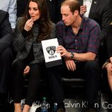 Los Duques de Cambridge comiendo en un partido de la NBA en Nueva York