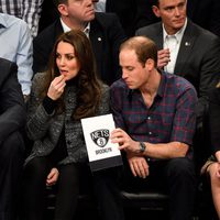 Los Duques de Cambridge comiendo en un partido de la NBA en Nueva York