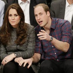 El Príncipe Guillermo y Kate Middleton en un partido de la NBA en Nueva York