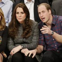 El Príncipe Guillermo y Kate Middleton en un partido de la NBA en Nueva York