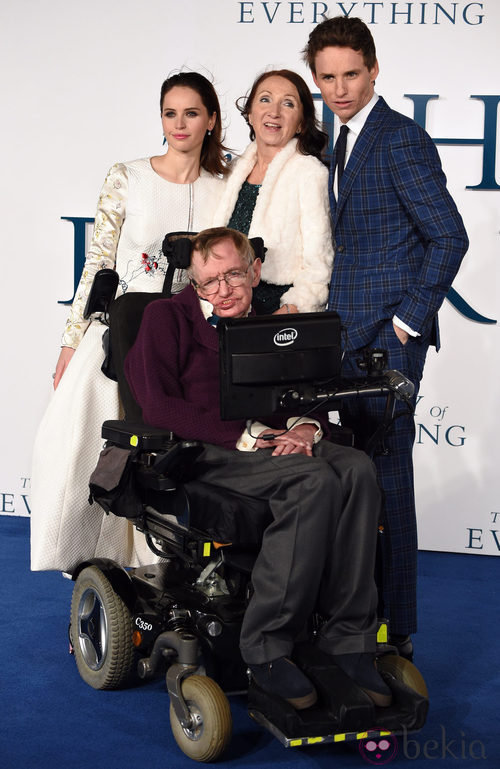 Stephen Hawking, Jane Wilde, Eddie Redmayne y Felicity Jones en el estreno de 'La Teoría del Todo'