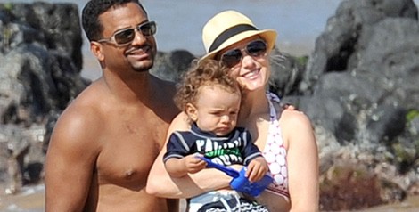 Alfonso Ribeiro y Angela Unkrich en las playas de Hawaii