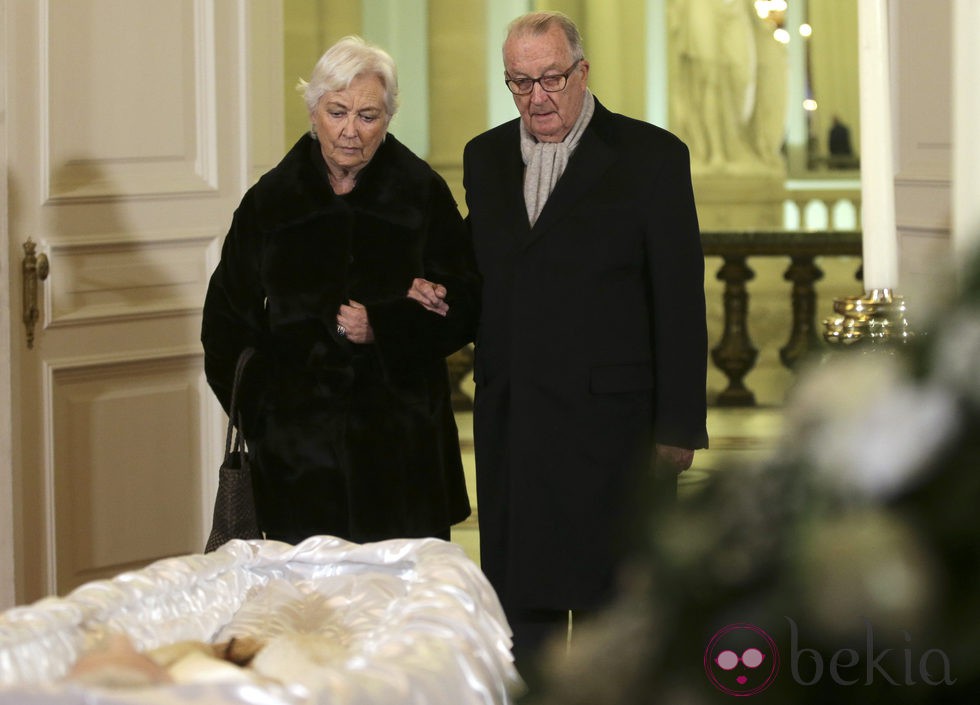 Alberto y Paola de Bélgica en la capilla ardiente de la Reina Fabiola