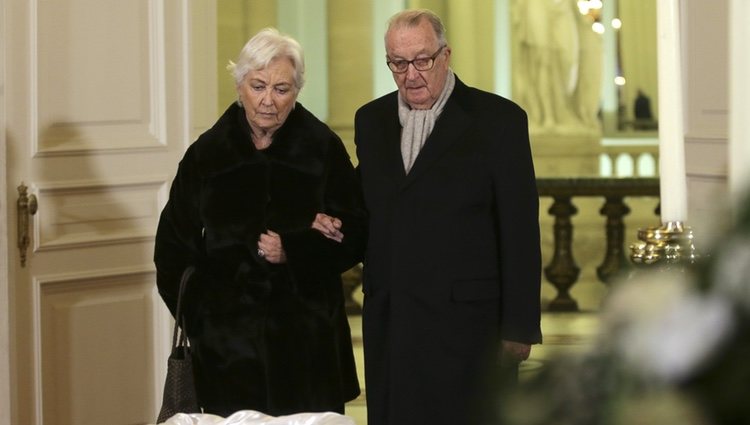 Alberto y Paola de Bélgica en la capilla ardiente de la Reina Fabiola