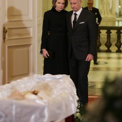 Felipe y Matilde de Bélgica en la capilla ardiente de la Reina Fabiola