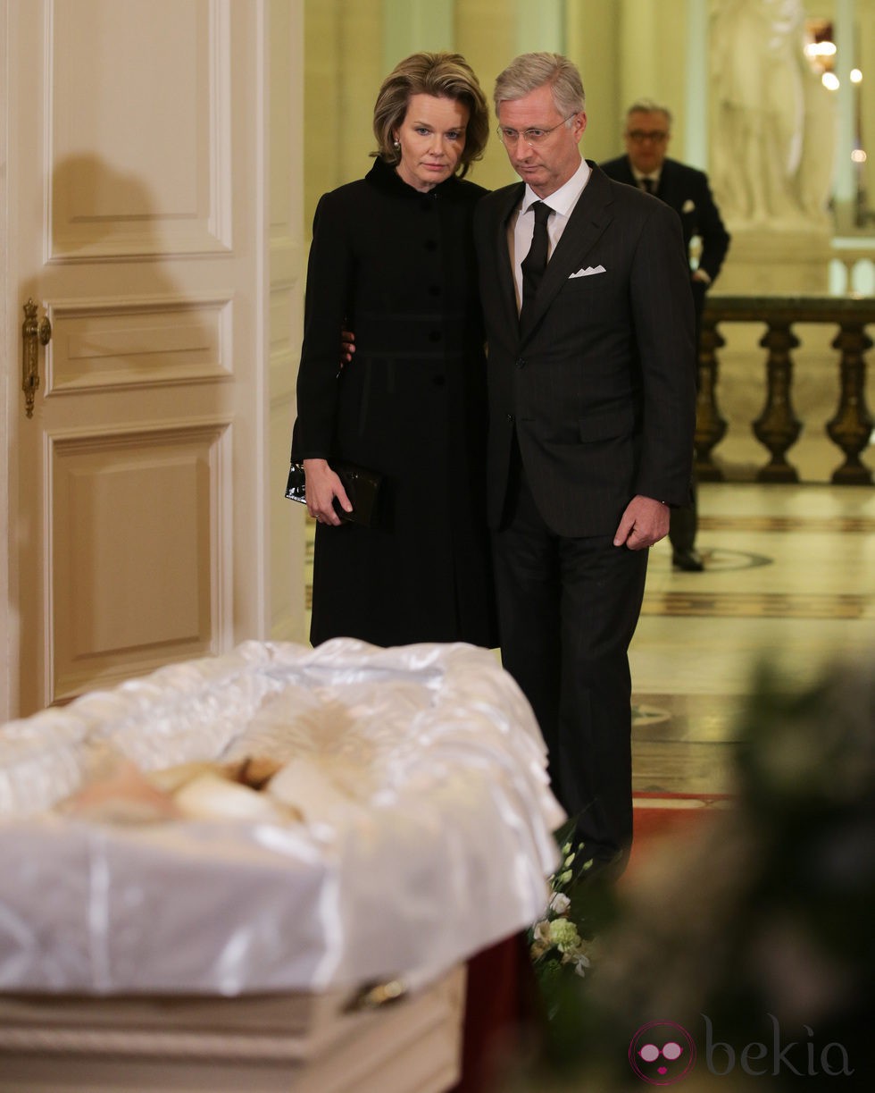 Felipe y Matilde de Bélgica en la capilla ardiente de la Reina Fabiola