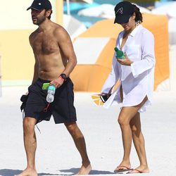 Eva Longoria y José Antonio Bastón pasean su amor en las playas de Miami