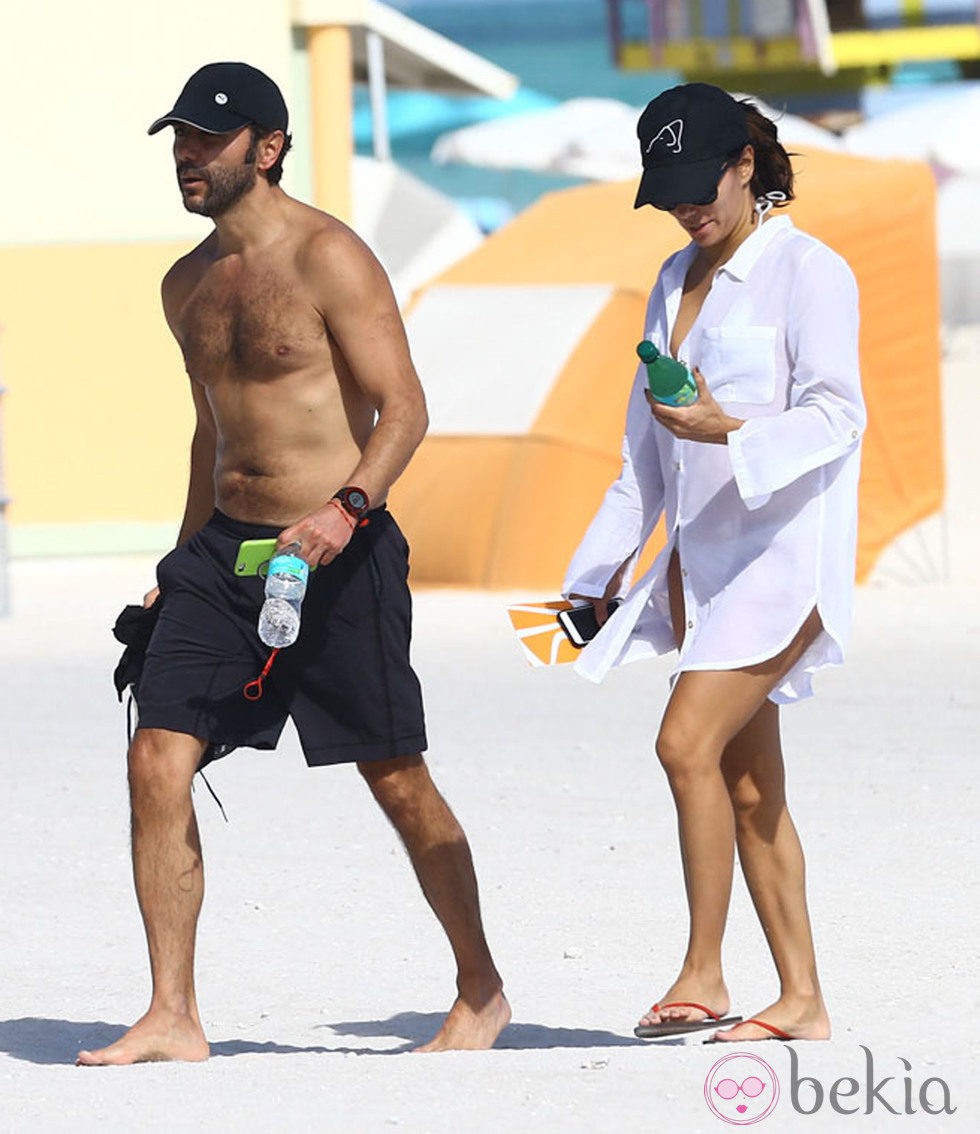 Eva Longoria y José Antonio Bastón pasean su amor en las playas de Miami