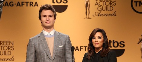 Ansel Elgort y Eva Longoria leen la lista de nominados a los Premios Sindicato de Actores 2015