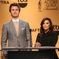 Ansel Elgort y Eva Longoria leen la lista de nominados a los Premios Sindicato de Actores 2015