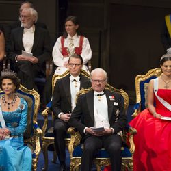 Los Reyes de Suecia y los Príncipes Victoria y Daniel en los Nobel 2014