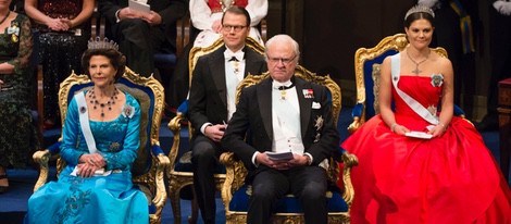 Los Reyes de Suecia y los Príncipes Victoria y Daniel en los Nobel 2014