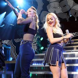 Iggy Azalea y Rita Ora en los premios 'Q102's Jingle Ball' celebrados en Philadelphia