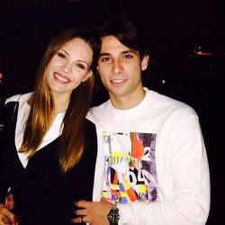 Jessica Bueno y Jota Peleteiro cogidos de la cintura