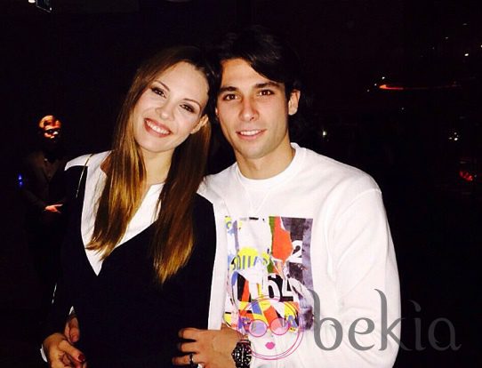 Jessica Bueno y Jota Peleteiro cogidos de la cintura