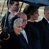 Los Reyes Felipe y Matilde y los Reyes Alberto y Paola de Bélgica en el funeral de la Reina Fabiola