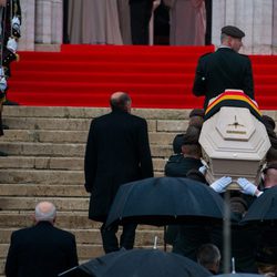 El féretro de la Reina Fabiola de Bélgica entra en la Catedral de Bruselas