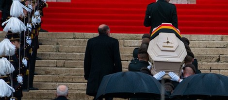 El féretro de la Reina Fabiola de Bélgica entra en la Catedral de Bruselas