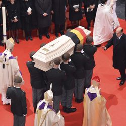 El féretro de la Reina Fabiola de Bélgica en su funeral