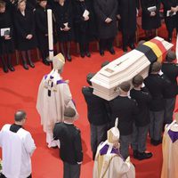 El féretro de la Reina Fabiola de Bélgica en su funeral