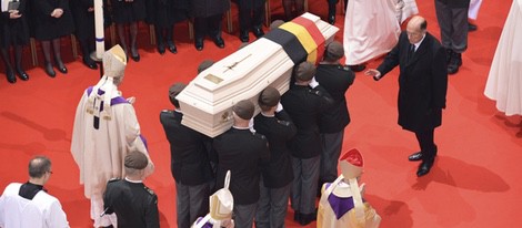 El féretro de la Reina Fabiola de Bélgica en su funeral