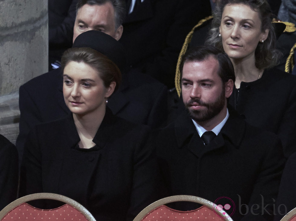 Guillermo y Estefanía de Luxemburgo y la Princesa Sibilla en el funeral de Fabiola de Bélgica