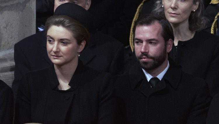 Guillermo y Estefanía de Luxemburgo y la Princesa Sibilla en el funeral de Fabiola de Bélgica