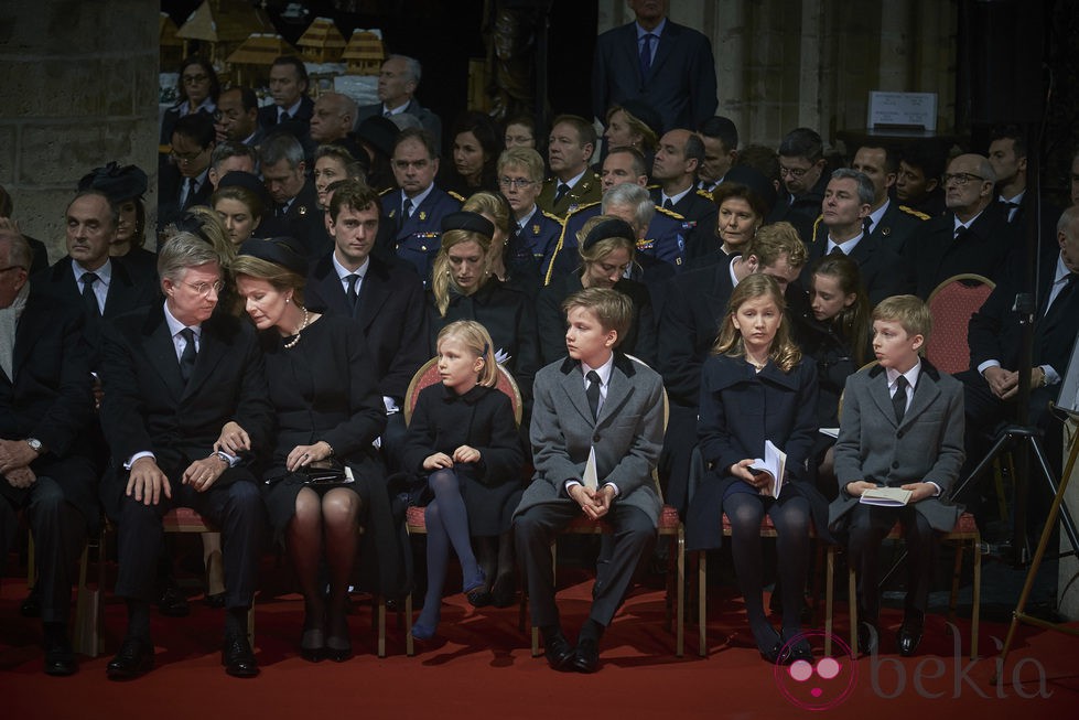 Los Reyes de Bélgica y sus cuatro hijos en el funeral de la Reina Fabiola