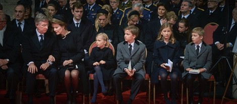 Los Reyes de Bélgica y sus cuatro hijos en el funeral de la Reina Fabiola