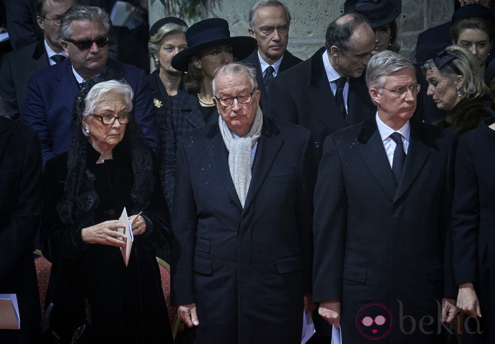 El Rey Felipe de Bélgica con sus padres en el funeral de la Reina Fabiola