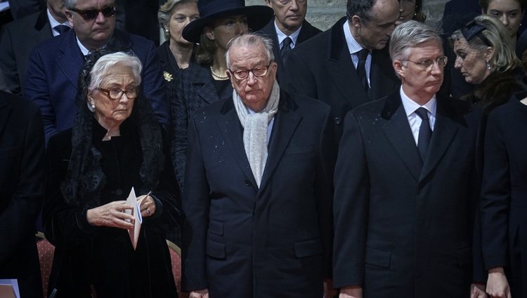 El Rey Felipe de Bélgica con sus padres en el funeral de la Reina Fabiola