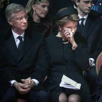 Matilde de Bélgica llorando en el funeral junto al Rey Felipe y la Princesa Leonor en el funeral de la Reina Fabiola