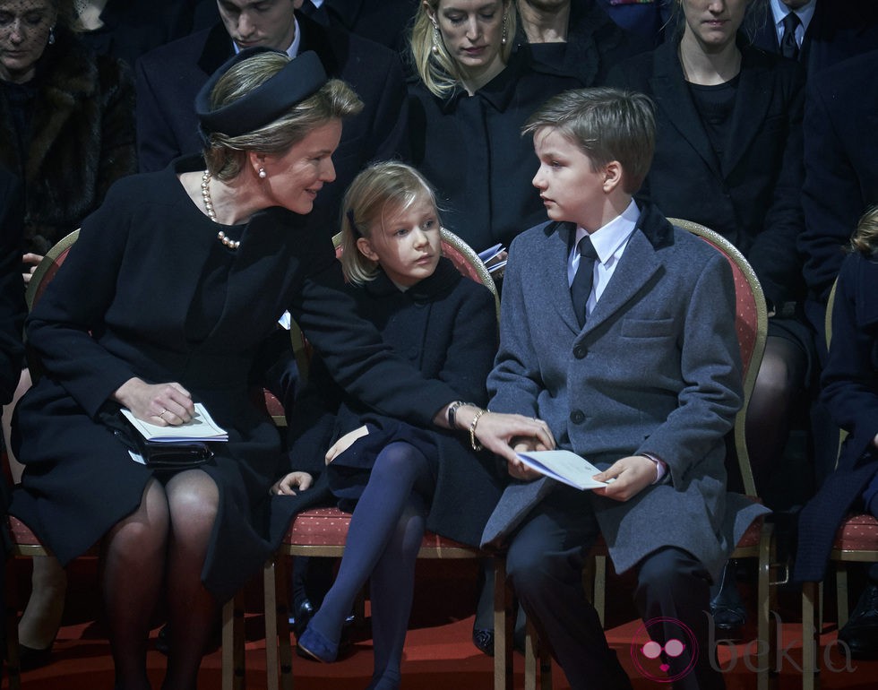 Matilde de Bélgica con sus hijos Leonor y Gabriel en el funeral de la Reina Fabiola