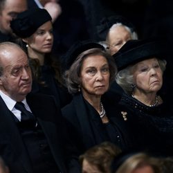 Los Reyes Juan Carlos y Sofía y Beatriz de Holanda en el funeral de Fabiola de Bélgica